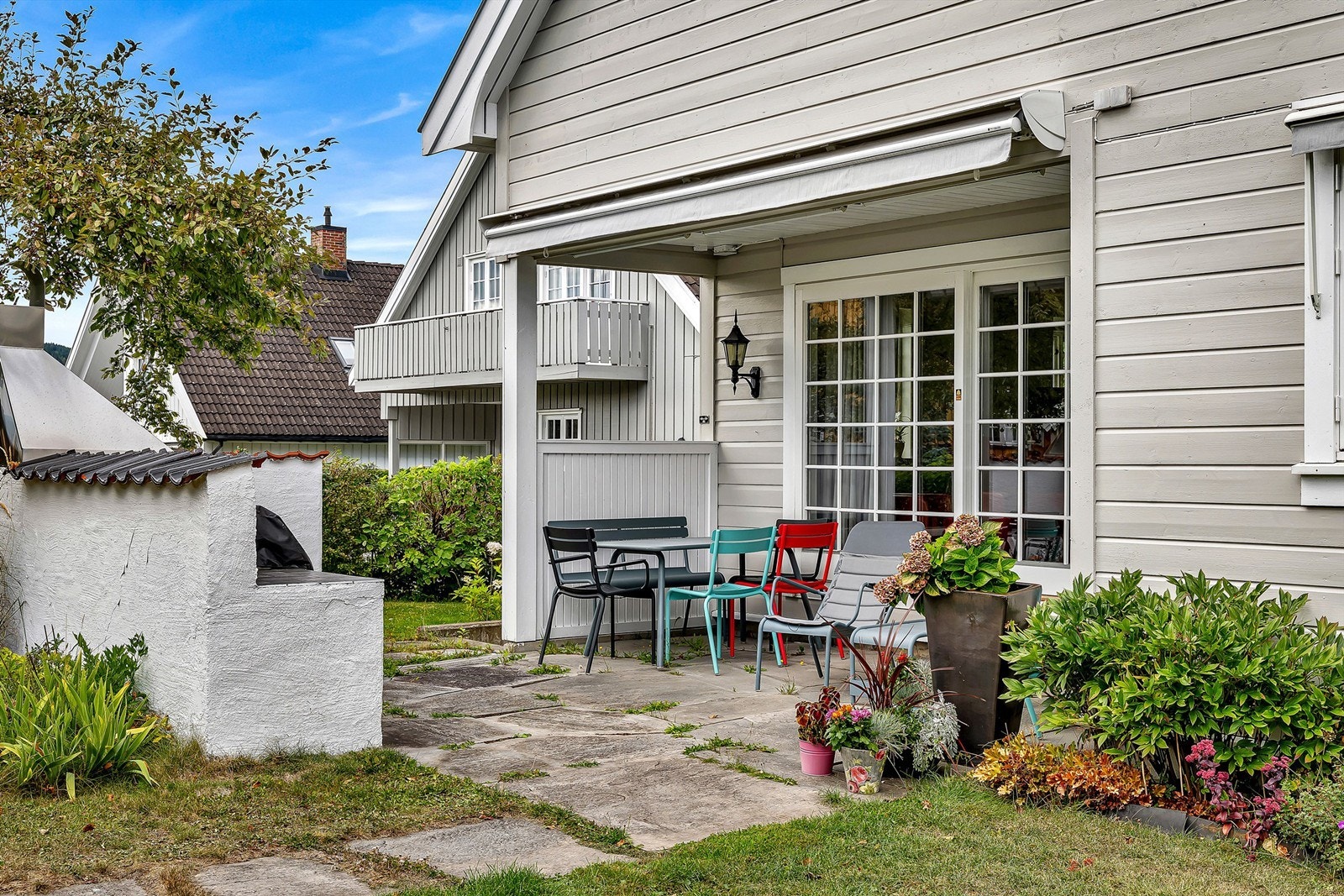 Uteplass med en murt utegrill, ideell for sosiale lag Galleribilde