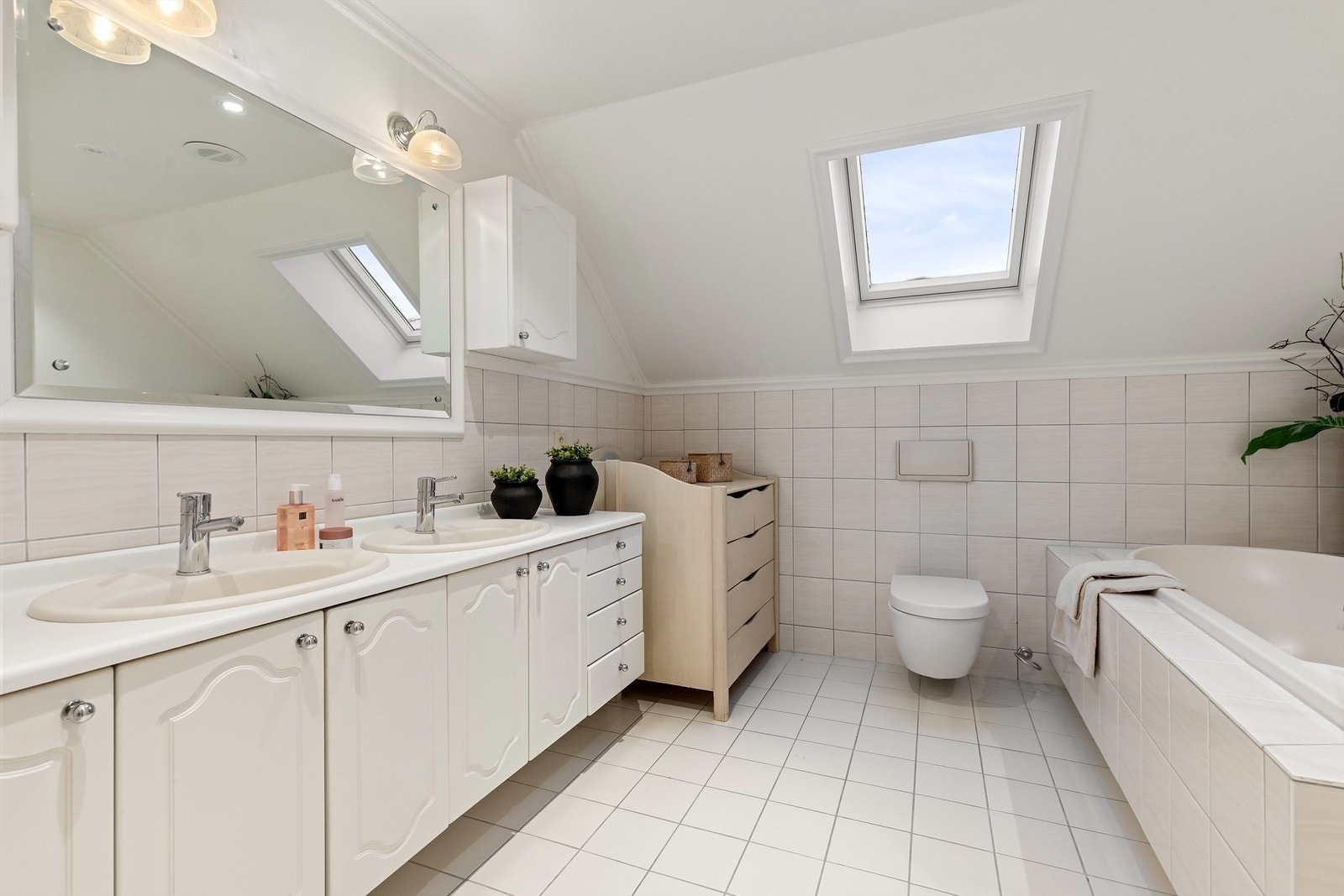 Badet har både badekar og dusj Galleribilde