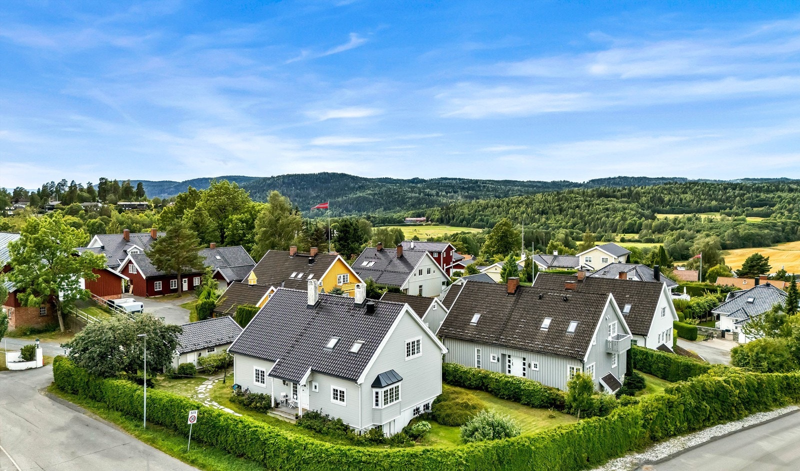 Boligen har en flott beliggenhet i barnevennlig og hyggelige omgivelser Galleribilde