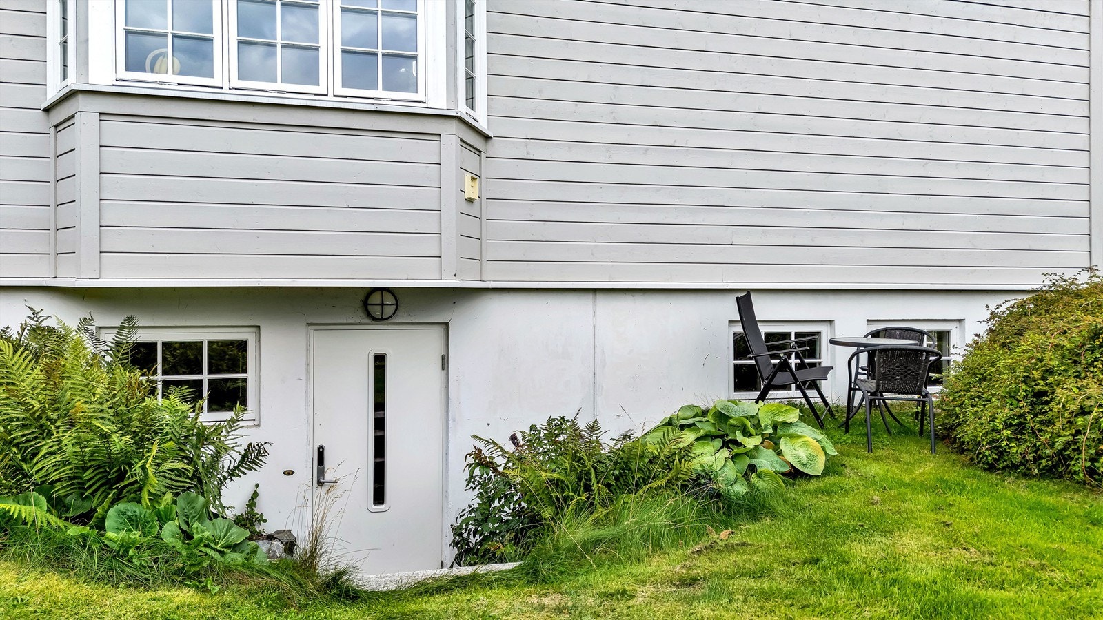 Egen inngang til kjelleretasjen gir økt fleksibilitet Galleribilde