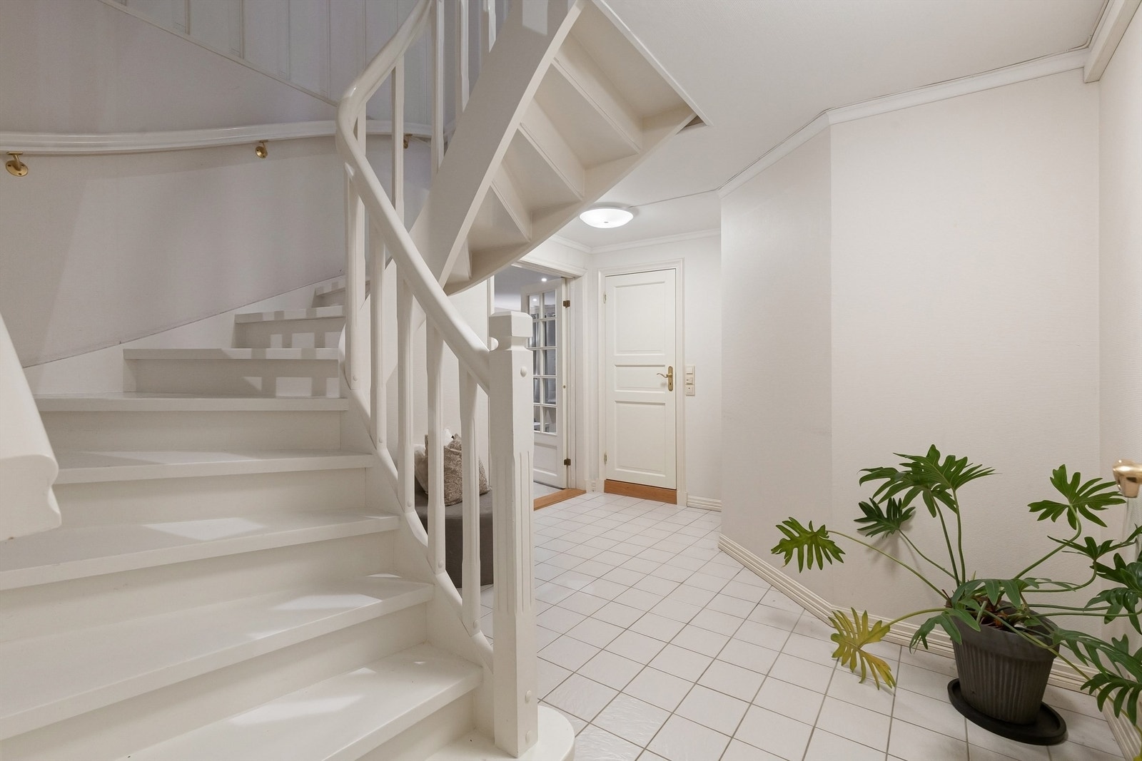 Det gjøres oppmerksom på at kjelleretasjen opprinnelig er byggemeldt som "disp." jf. byggetegninger og er ikke godkjent til varig opphold Galleribilde