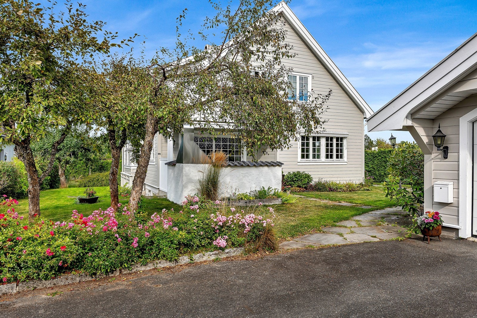 En innholdsrik enebolig over tre plan med tilhørende dobbelgarasje Galleribilde