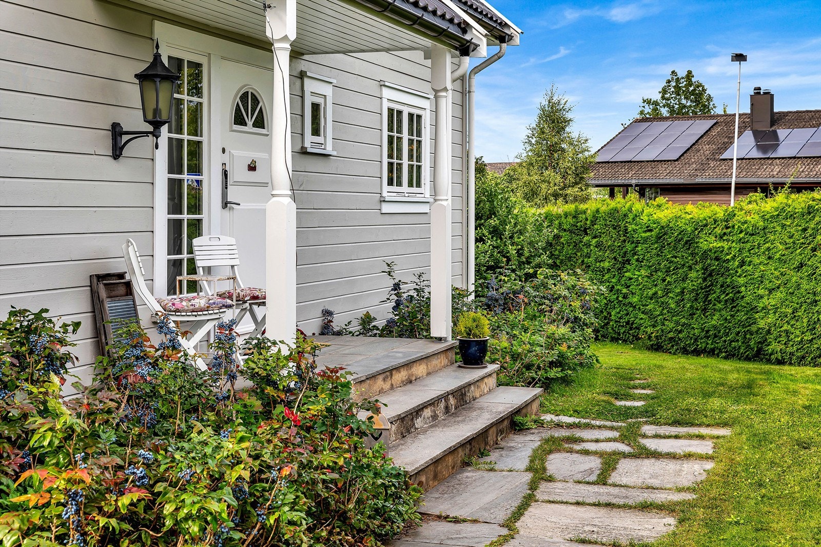 Hellelagt gangsti leder frem til hovedinngangen Galleribilde