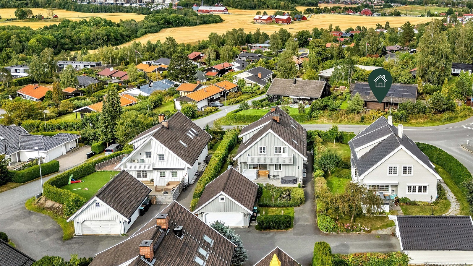 Eiendommen ligger i et etablert og barnevennlig boligområde på Østerås Galleribilde