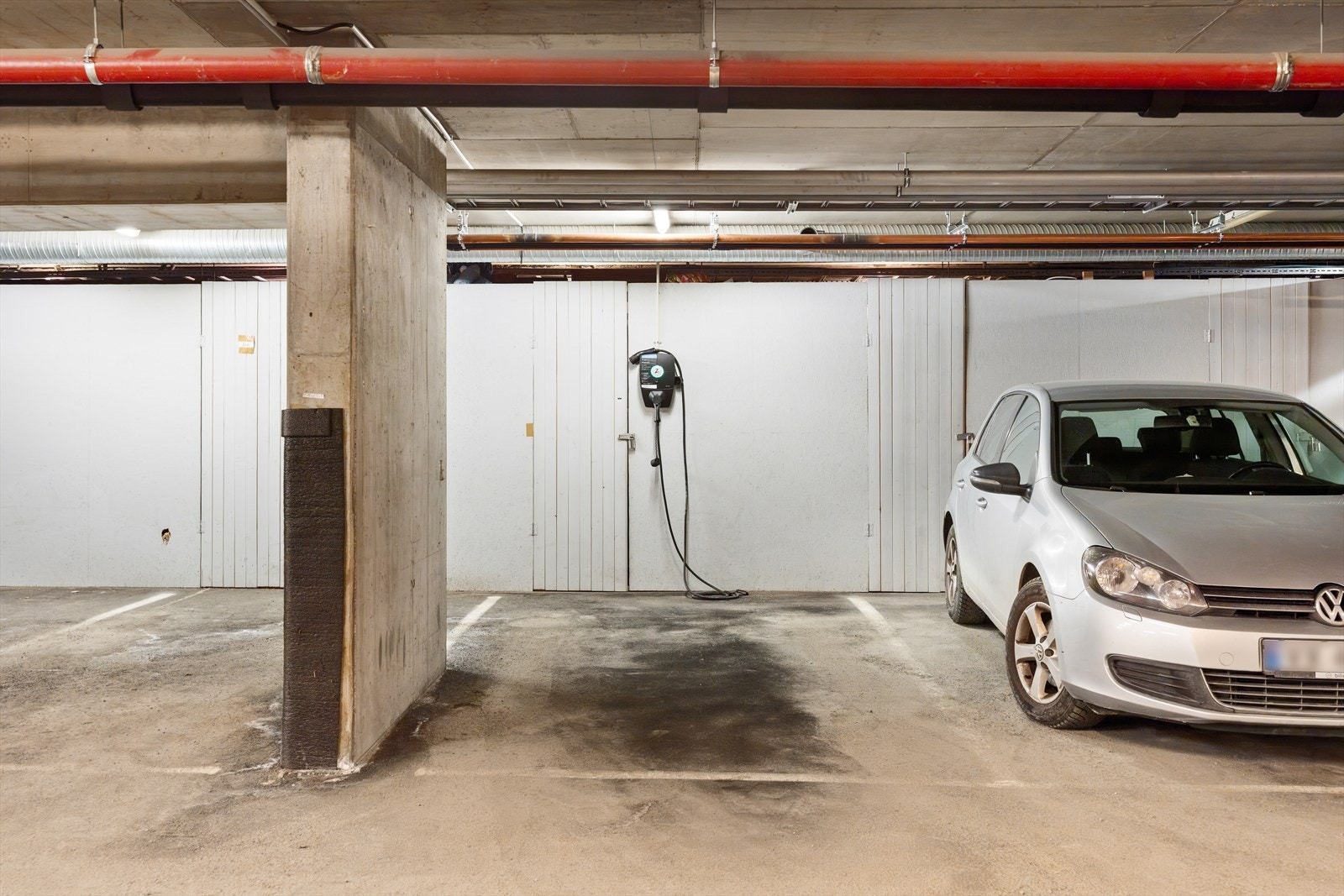 Fast parkeringsplass i oppvarmet kjeller samt elbil-lader medfølger handelen. Boden er rett i bakkant. Galleribilde