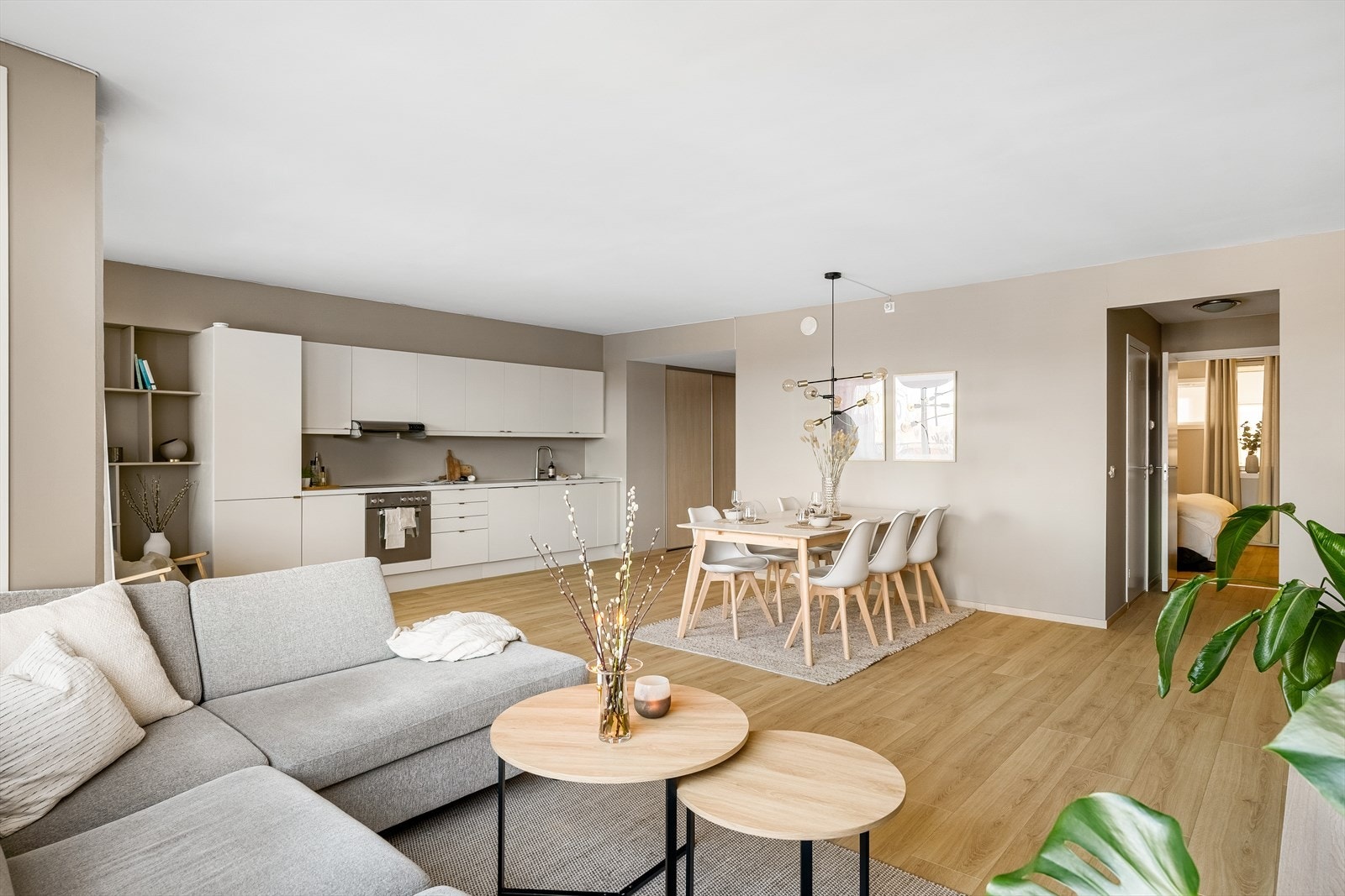 Felleskostnadene inkluderer mye med bla. kabel-tv/internett, oppvarming via fjernvarme, varmtvann, bygningsforsikring, festeavgift og drift/vedlikehold av sameiet. Galleribilde