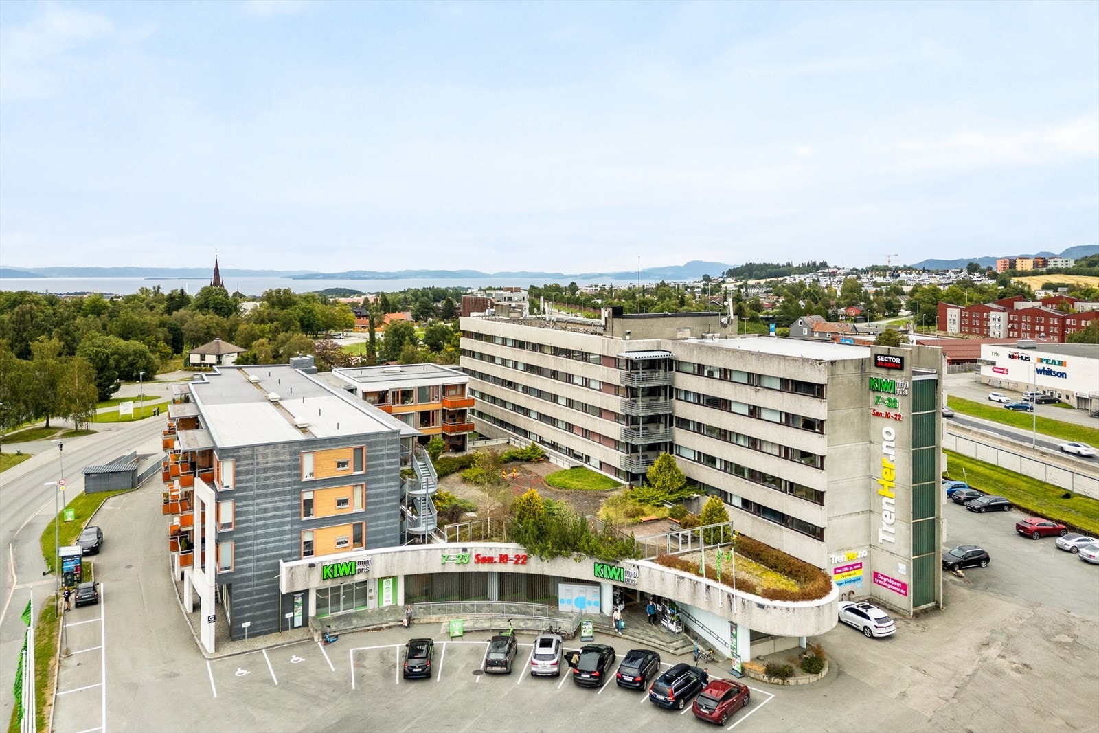 Praktiske fasiliteter som fast parkeringsplass i oppvarmet kjeller og heisadkomst opp til leiligheten. Galleribilde