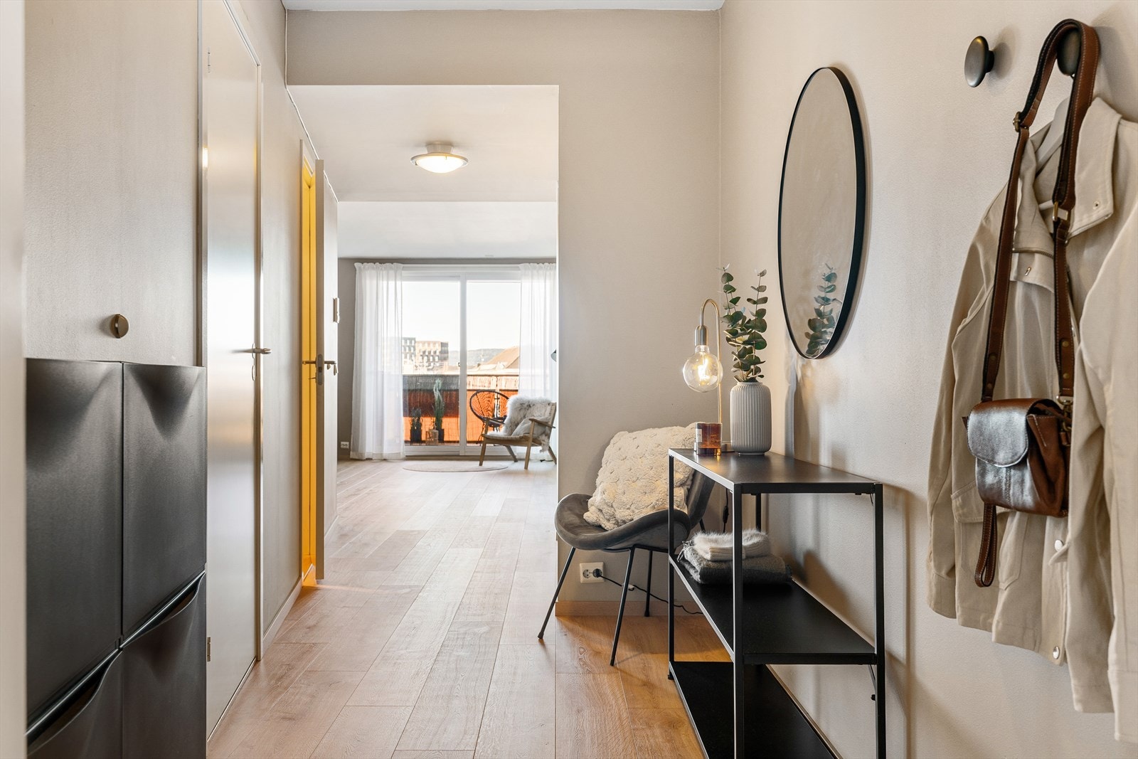 Innbydende entré - enkel adkomst opp til leiligheten med heis fra garasjen. Skyvedørsgarderobe bak vegg til høyre. Galleribilde
