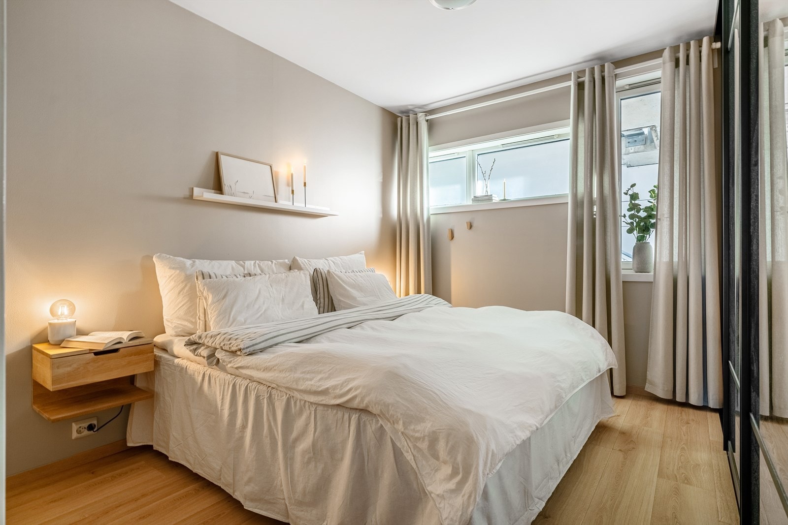 Hovedsoverom på hele 11 m². God plass til dobbeltseng og garderobeplass. Galleribilde