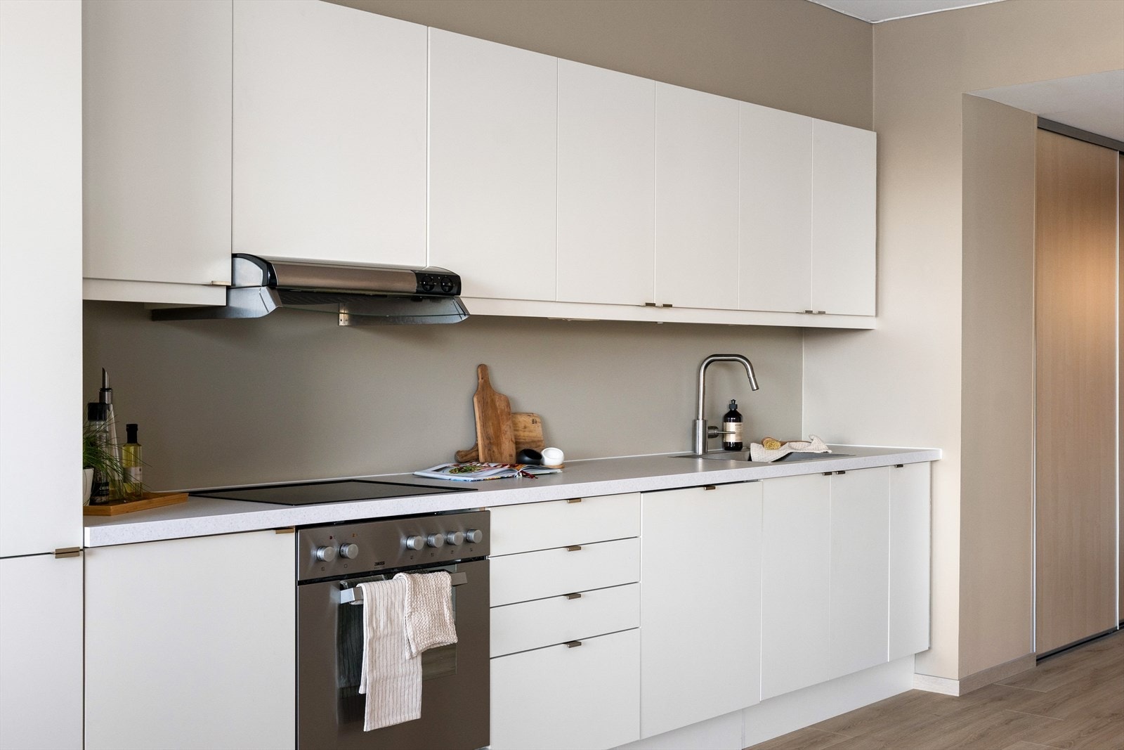 Kjøkkenet har fått seg en god oppgradering med maling av frontene, ny benkeplate, underlimt vask og blandebatteri. TG1 er gitt i tilstandsrapporten. Galleribilde