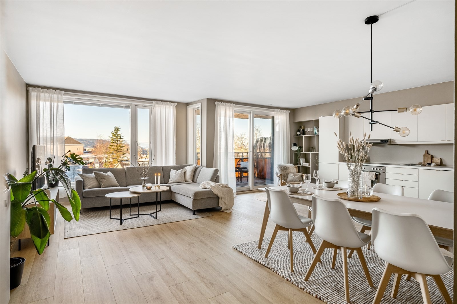 I nyere tid er hele leiligheten malt og nytt gulv er lagt. Galleribilde