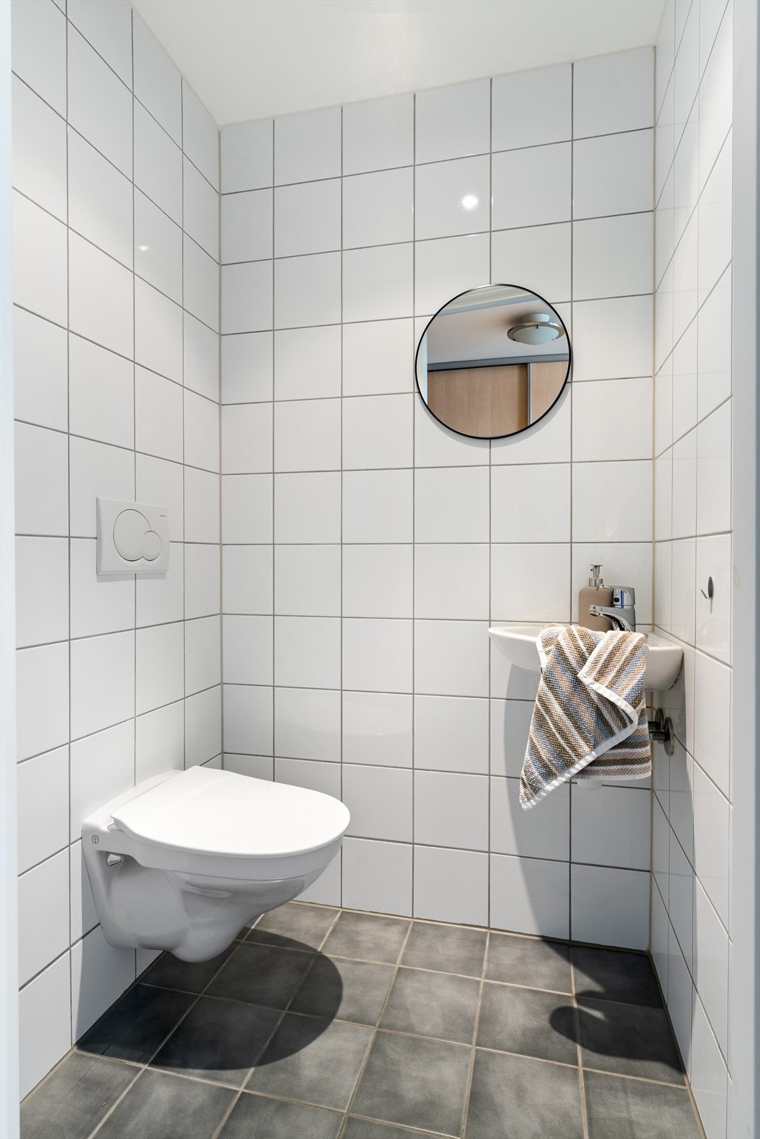 Gjestetoalett med adkomst fra gangen. Galleribilde