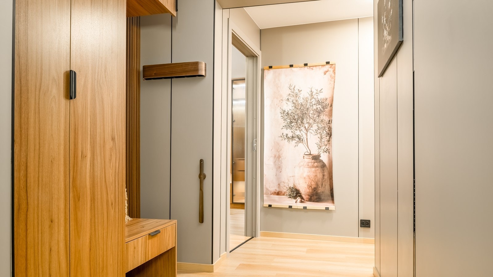 Boligen ble renovert i 2024/2025 og holder gjennomgående høy standard med eksklusive materialvalg. Her er hver minste detalj nøye gjennomtenkt. Galleribilde