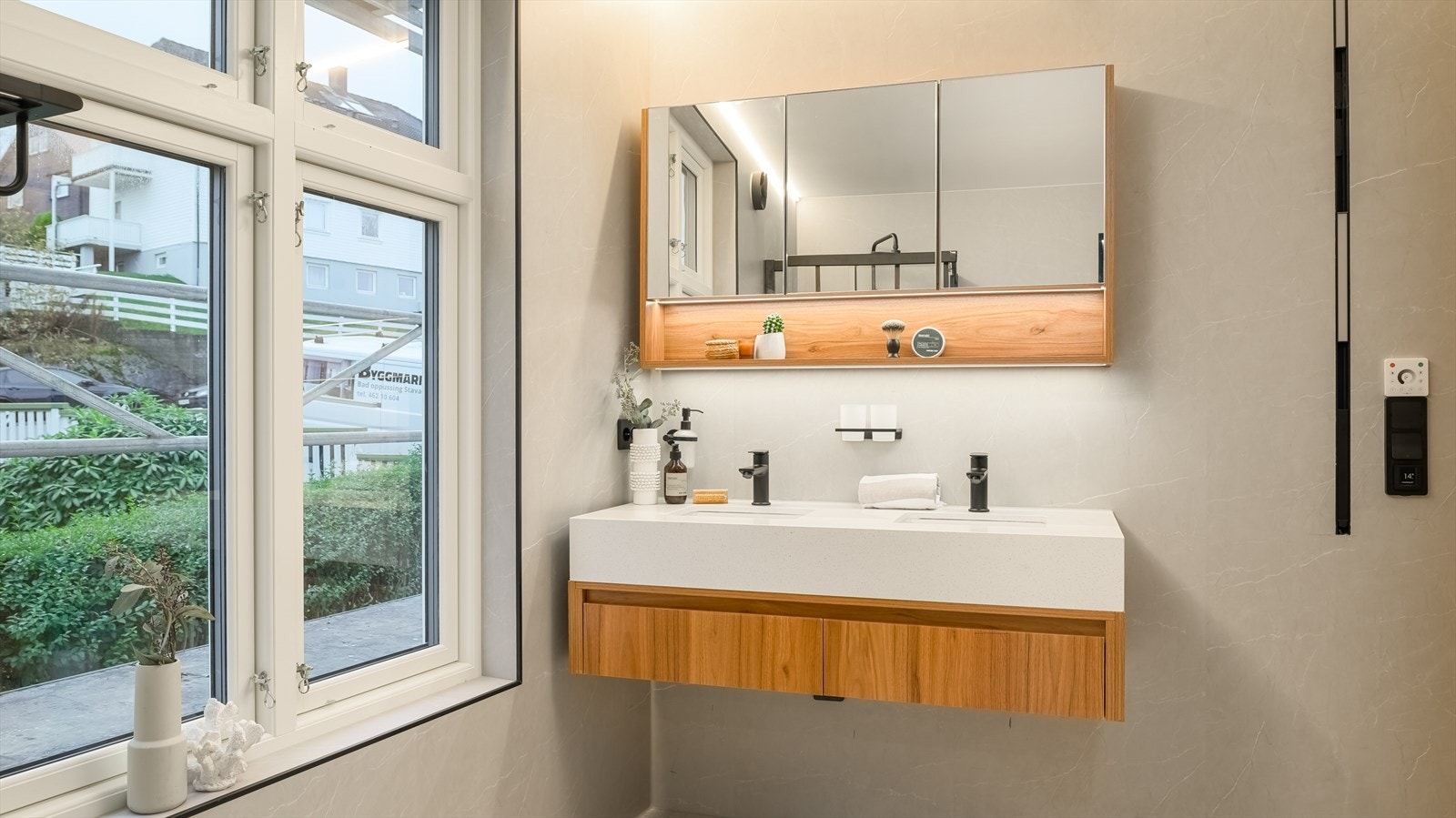 Badet er ellers utstyrt med dusjhjørne, vegghengt toalett og baderomsinnredning med god lagringsplass og dobbel servant. I tillegg har man opplegg for vaskemaskin. Galleribilde