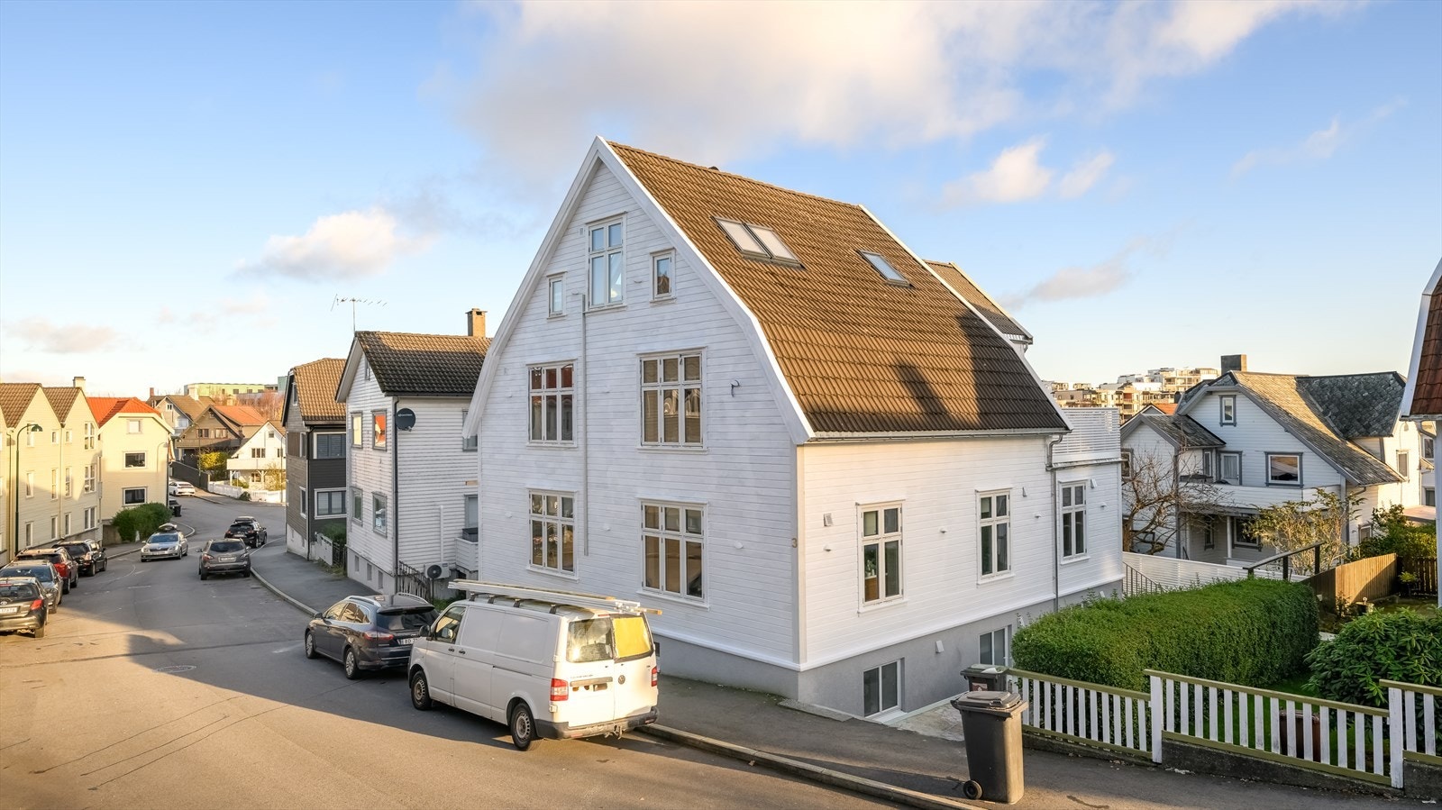 Boligen ligger sentralt til på Storhaug. Her bor man nært sentrum og med kort vei til både byliv og rekreasjon. Området preges av variert bebyggelse fra ulike tidsepoker, noe som gir et sjarmerende og urbant bomiljø. Galleribilde