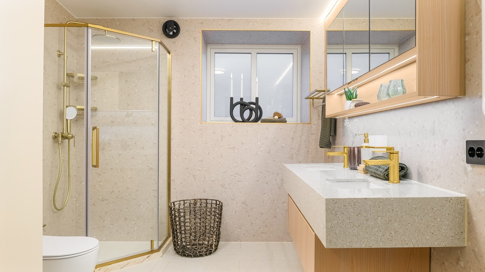 Badet er delikat innredet med grå fliser på gulvet og gråbeige baderomsplater på vegg. I gulvet har man også varmekabler. Galleribilde