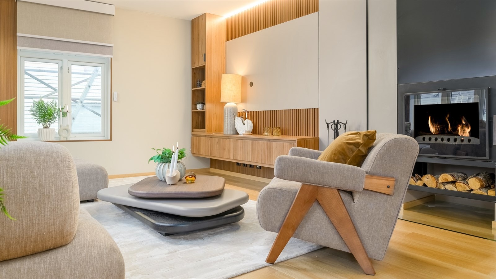 Stuen er utstyrt med et flott tv-møbel og en lekker peisovn som gir god varme på kalde dager. Galleribilde