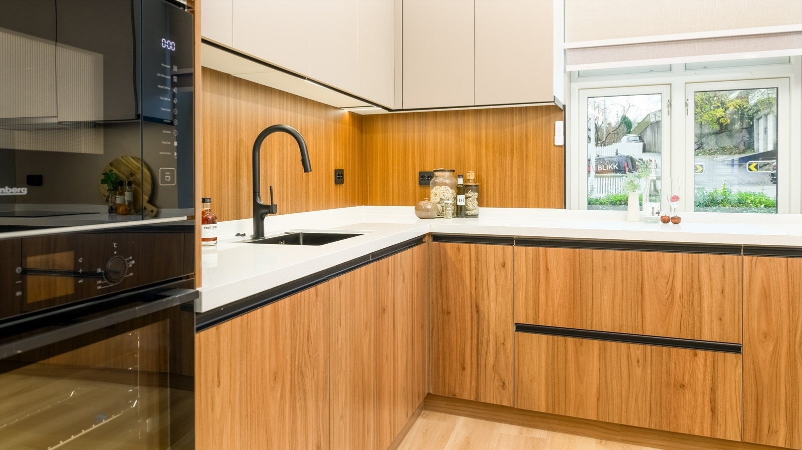 Kjøkkenet er ellers utstyrt med kombiskap, oppvaskmaskin, stekeovn, mikrobølgeovn, koketopp og kjøkkenventilator med avtrekk ut. I tillegg er det montert vannstoppsystem og komfyrvakt. Galleribilde