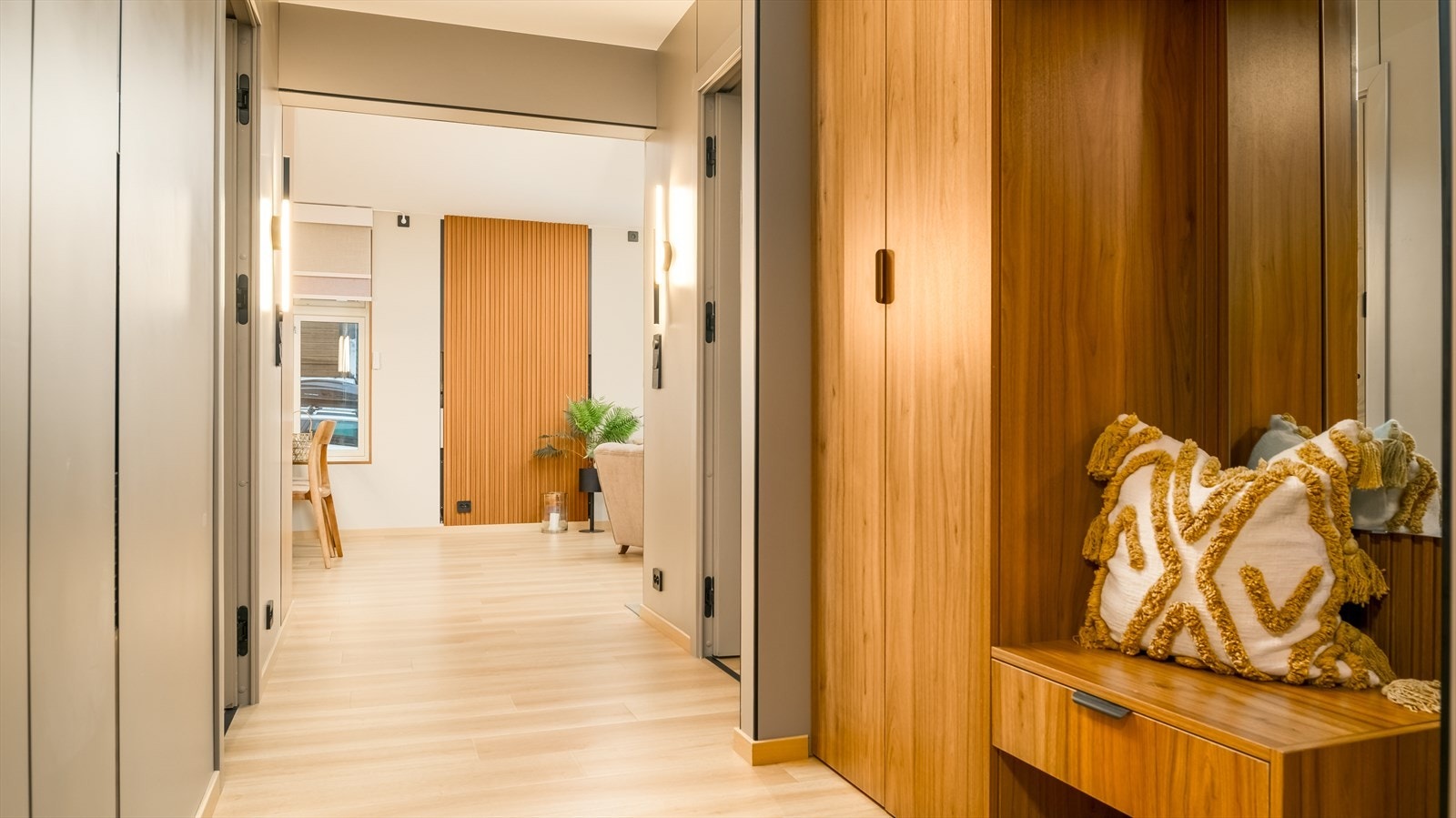 Fra felles entrè ønskes man velkommen inn i en romslig entré som er utstyrt med en flott garderobe hvor man har god plass til å henge fra seg yttertøy og sko. Galleribilde