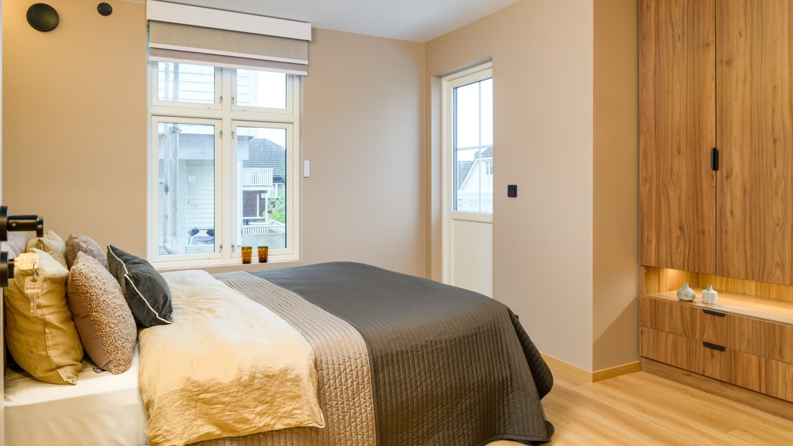 Soverom 1 er av god størrelse og utstyrt med flott garderobe. Fra soverommet har man utgang til en koselig balkong. Galleribilde