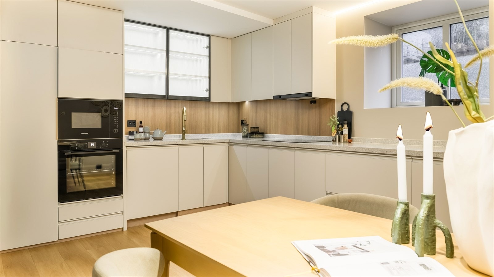 Kjøkkenet er ellers utstyrt med kombiskap, oppvaskmaskin, stekeovn, platetopp, mikrobølgeovn, kjøkkenventilator med avtrekk ut, vannstoppsystem og komfyrvakt. Galleribilde