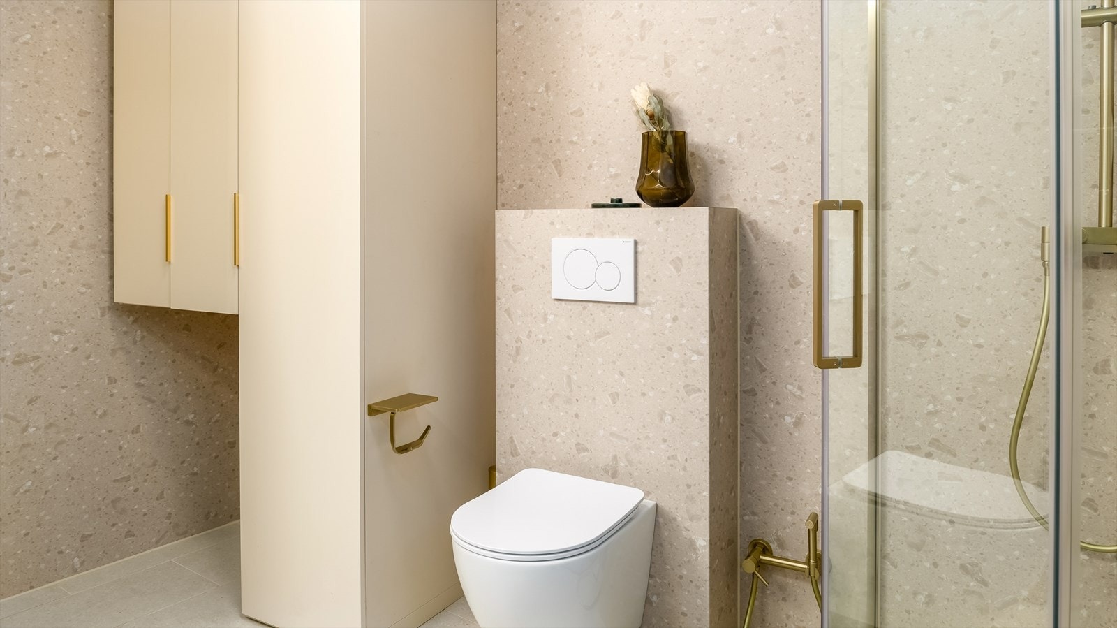 Badet er ellers utstyrt med dusjhjørne, vegghengt toalett og baderomsinnredning med dobbel servant. I tillegg har man opplegg for vaskemaskin. Galleribilde