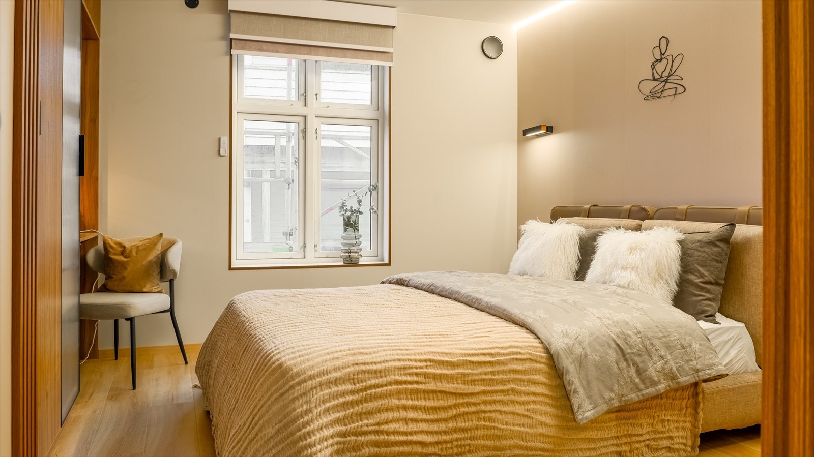 Soverom 3 er utstyrt med flott garderobe og har god plass til dobbeltseng. Galleribilde