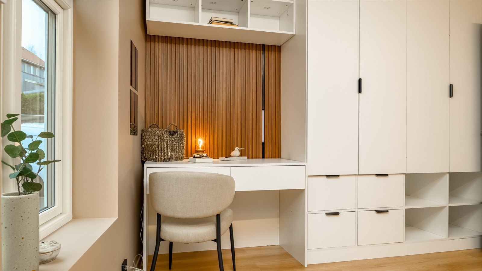 Også dette soverommet er utstyrt med stor garderobe med integrert skrivepult. Galleribilde