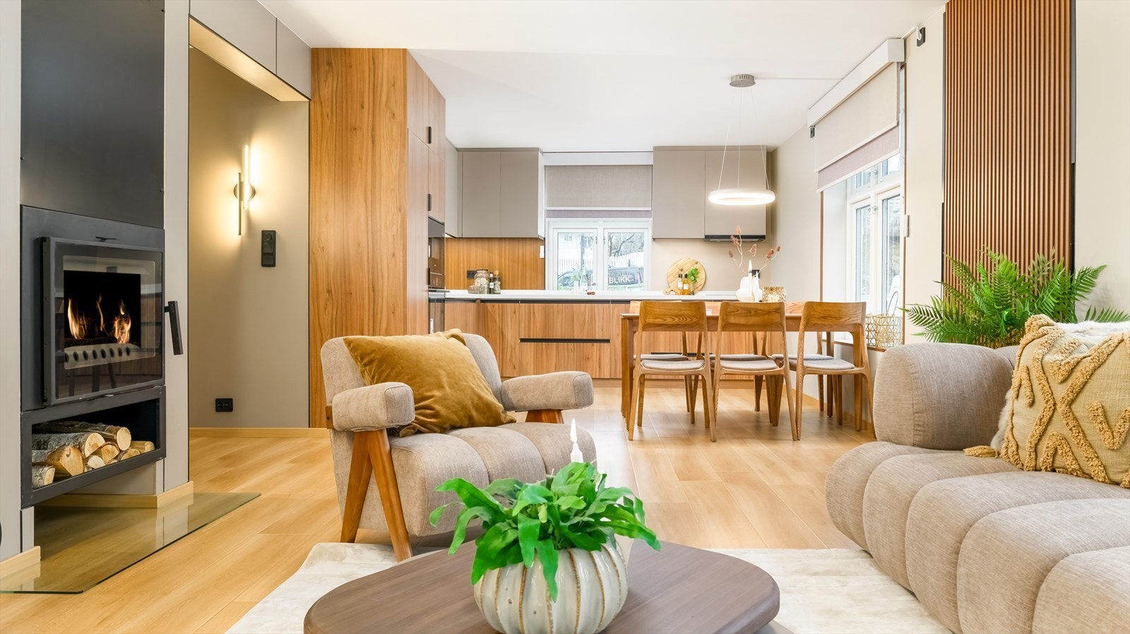 Gjennomgående i boligen er enstavs laminat på gulv og lysmalte veggflater i behagelige og tidsriktige farger. Galleribilde