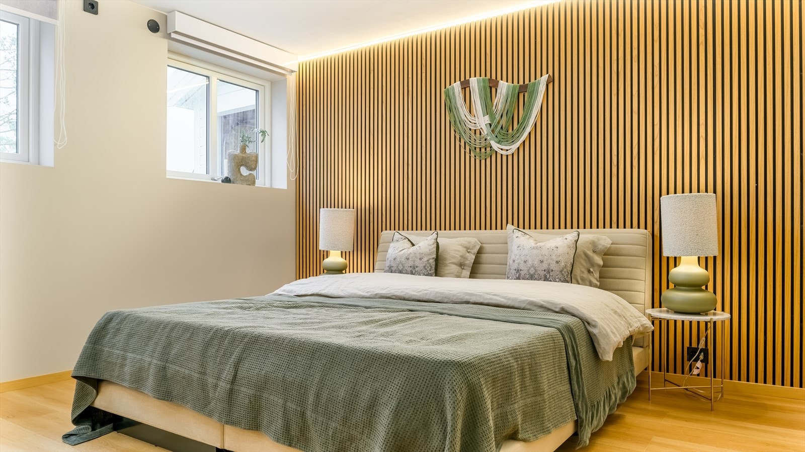 Soverom 1 i kjelleren er stort og innredet med flott spilevegg. Galleribilde