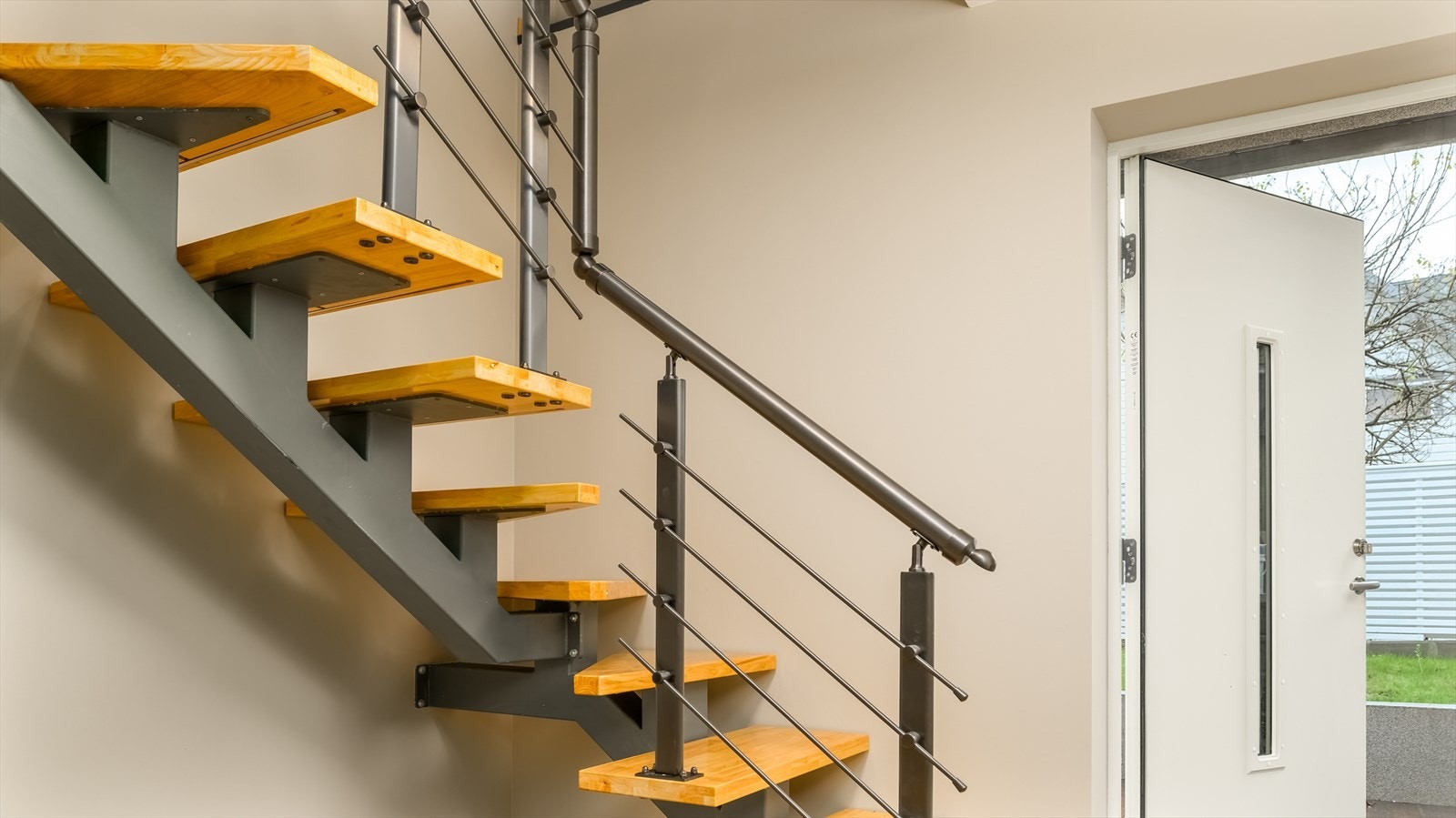 Kjelleren har inngang fra hagen, i tillegg til trapp ned fra felles tilkomst i første etasje. Galleribilde