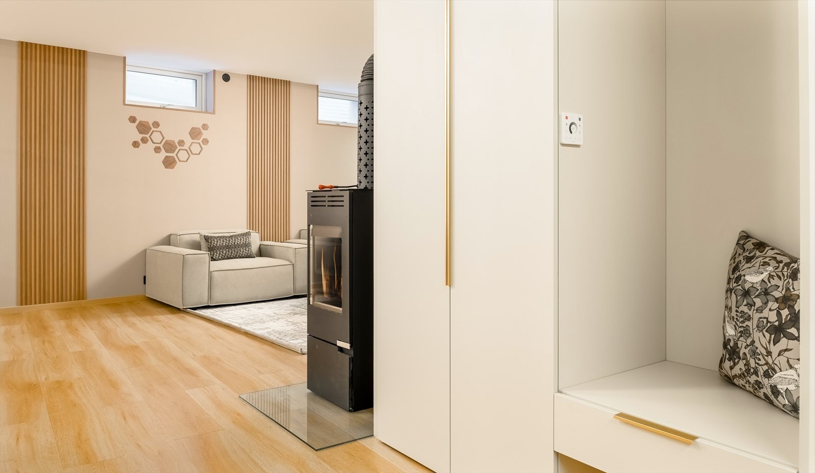 Alle rom i kjelleren, med unntak av teknisk rom og felles gang har varme i gulvet. Galleribilde