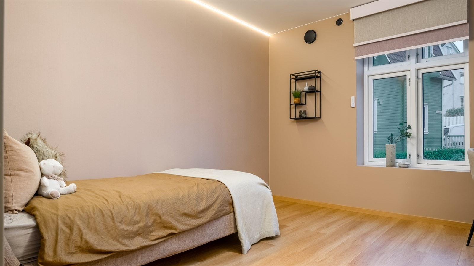 Soverom 2 er også romslig og vil passe godt som barnerom, gjesterom, kontor eller lignende. Galleribilde