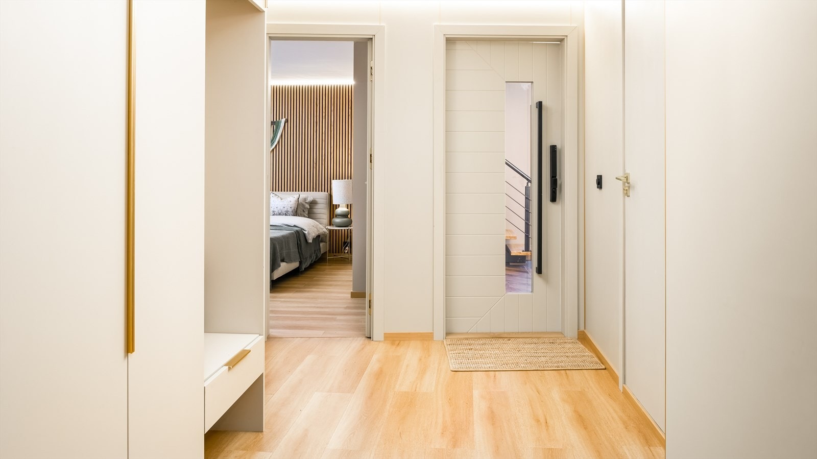 Fra felles trapperom kommer man inn i en romslig gang som er utstyrt med garderobe som gir god lagringsplass. Galleribilde