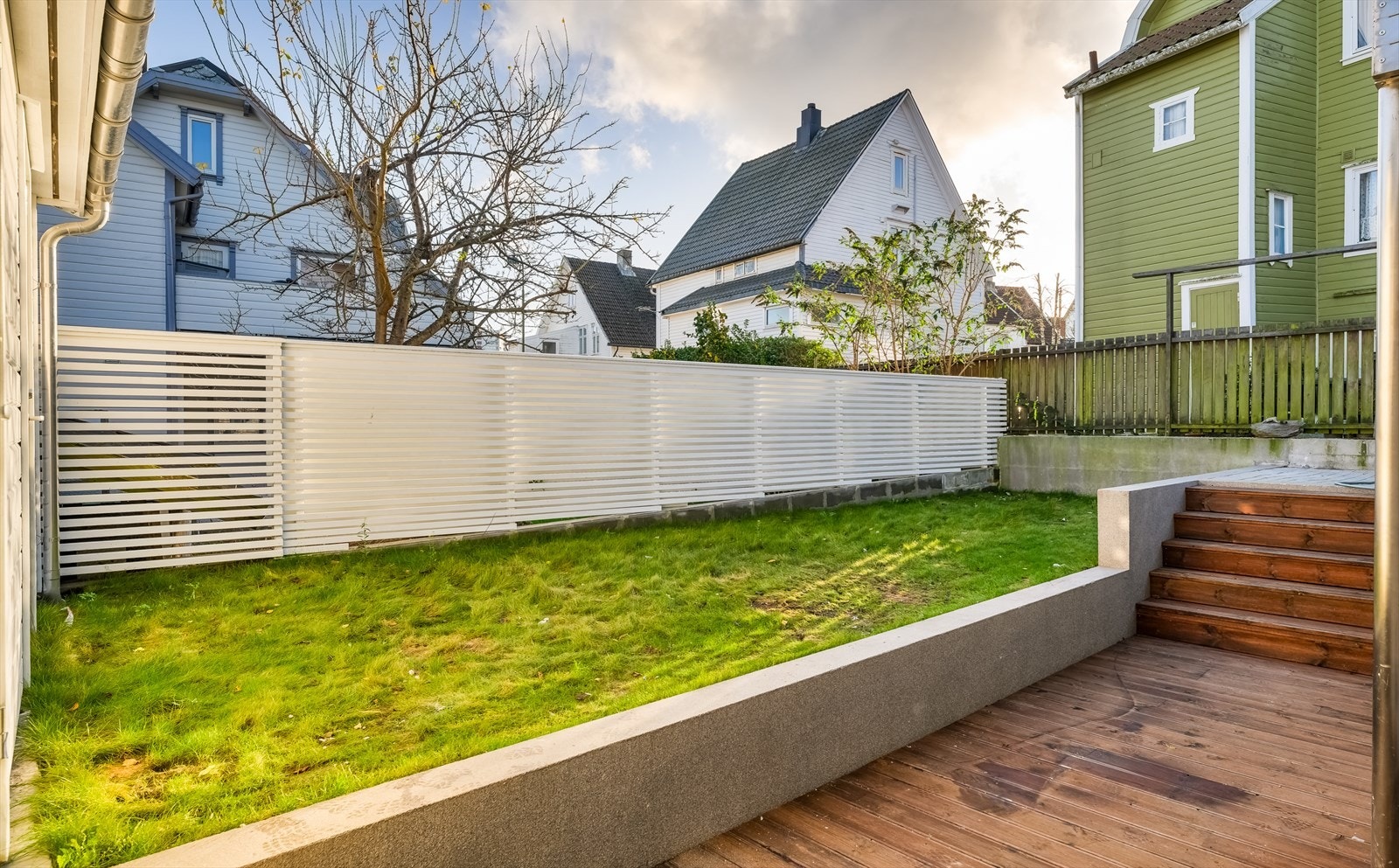 Uteområdet er felles for seksjonene og er flott opparbeidet med hage og terrasse med gode møbleringsmuligheter. Her kan man nyte fine sommerdager! Seksjonen disponerer også garasjen med tilhørende bod. Galleribilde