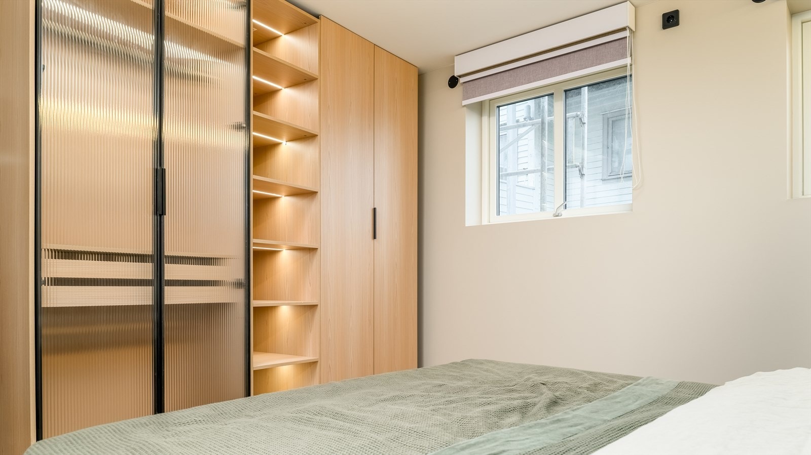 Også her har man godt med garderobeplass og ellers god plass til dobbeltseng. Galleribilde