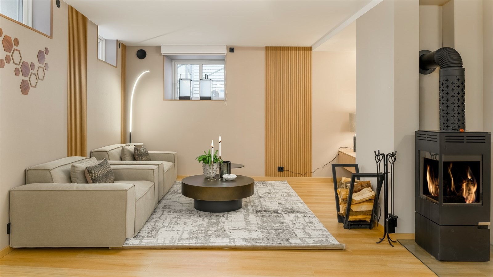 Også her ligger stue og kjøkken i åpen løsning. Stuen er utstyrt med vedovn og har god plass til både salong og spisegruppe. Galleribilde