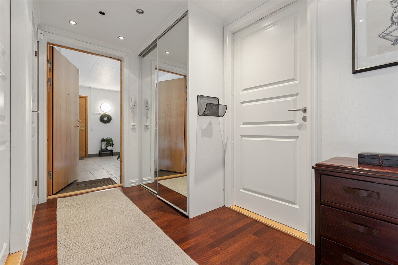 Velkommen inn! Lys og hyggelig entré med god innebygget skyvedørsgarderobe. Galleribilde