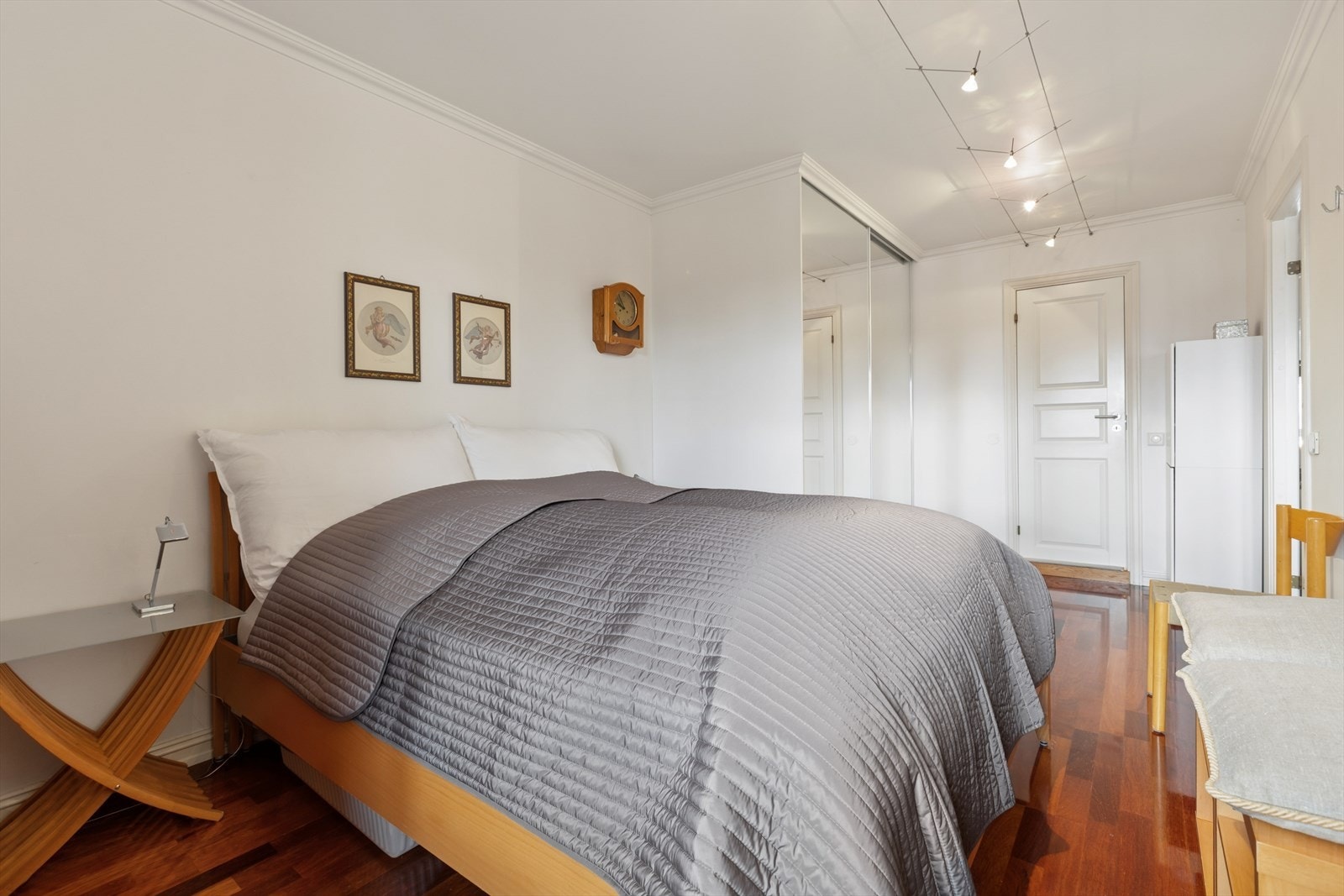 God plass for dobbeltseng, nattbord og innebygget skyvedørsgarderobe. Videre er det adkomst til badet fra dette soverommet. Galleribilde