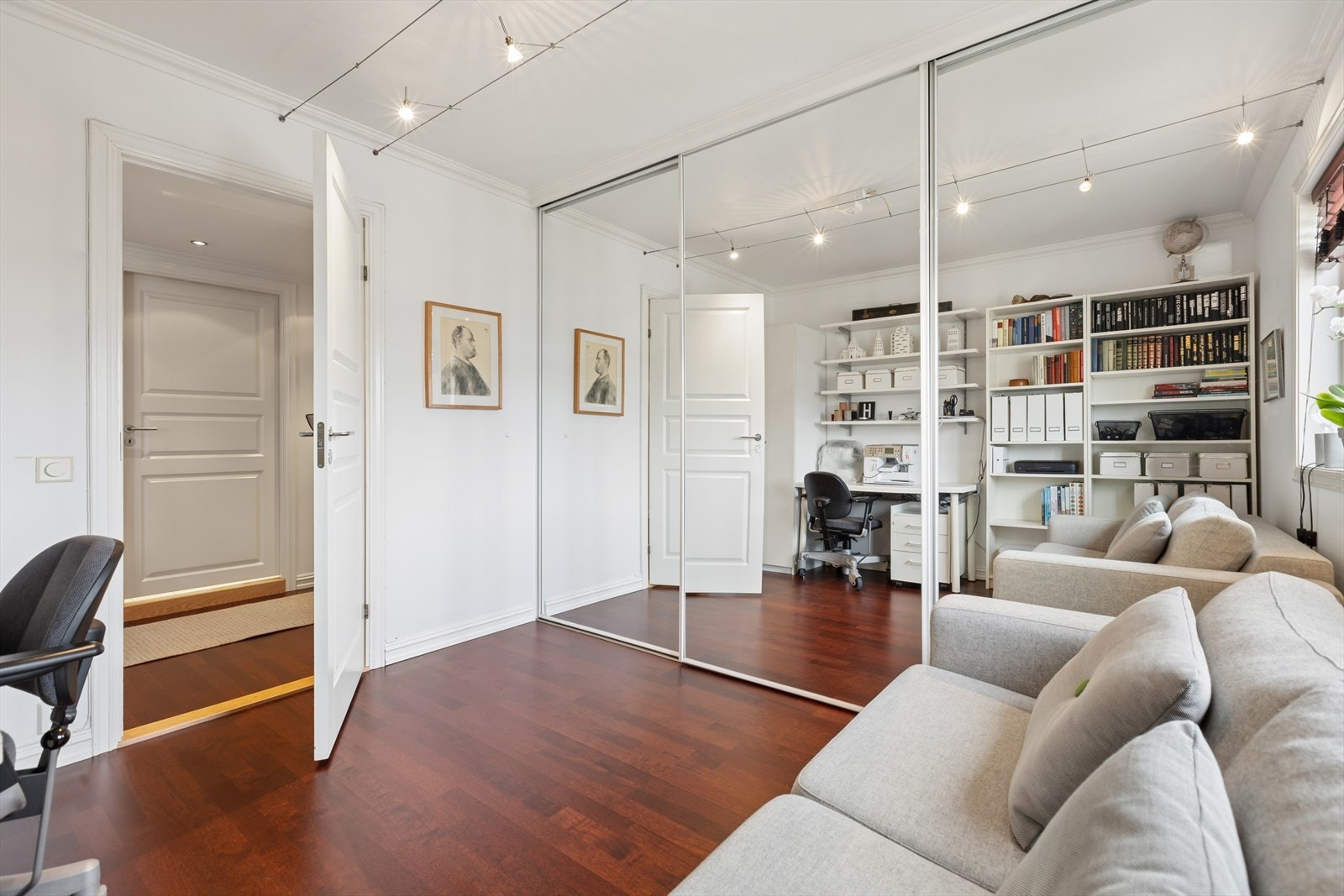 Her er det også god plass for dobbeltseng, nattbord og en stor innebygget skyvedørsgarderobe med speilfronter. Galleribilde