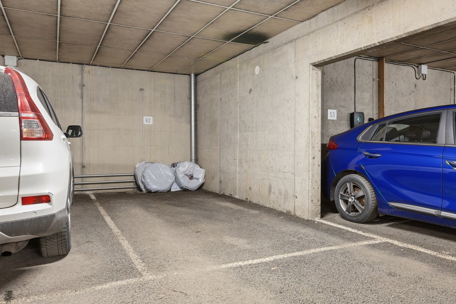 Fast parkeringsplass i felles garasjekjeller. Galleribilde