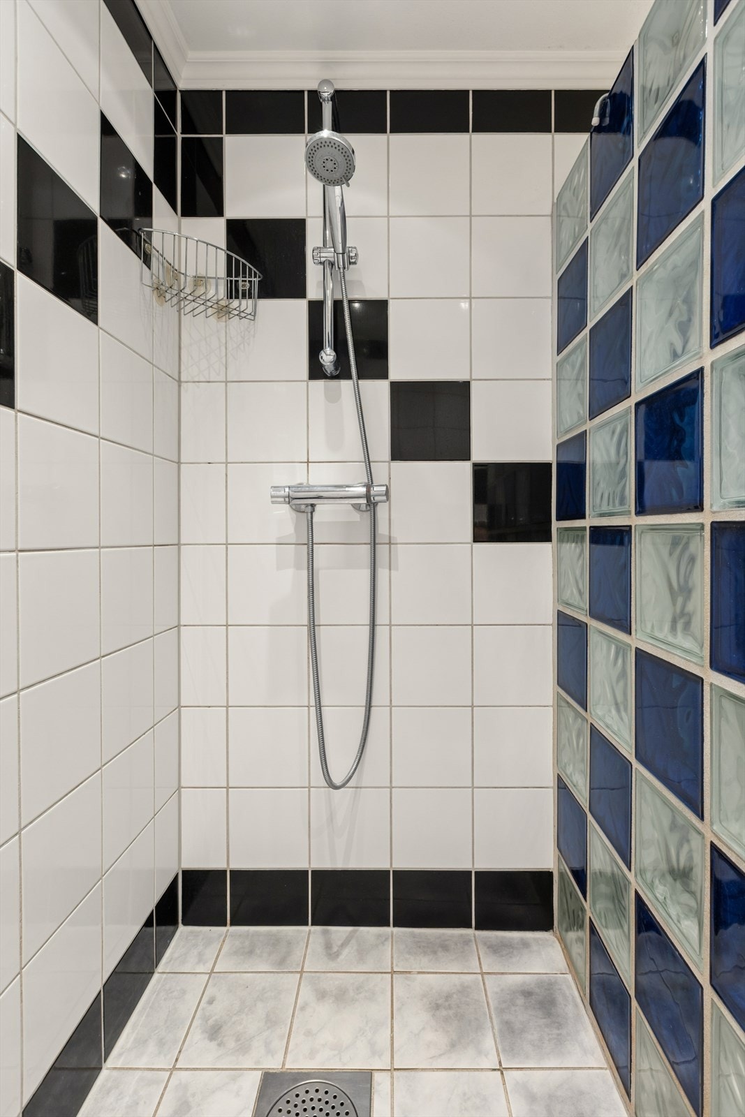 Dusjhjørne med vegg i glassbyggerstein. Galleribilde