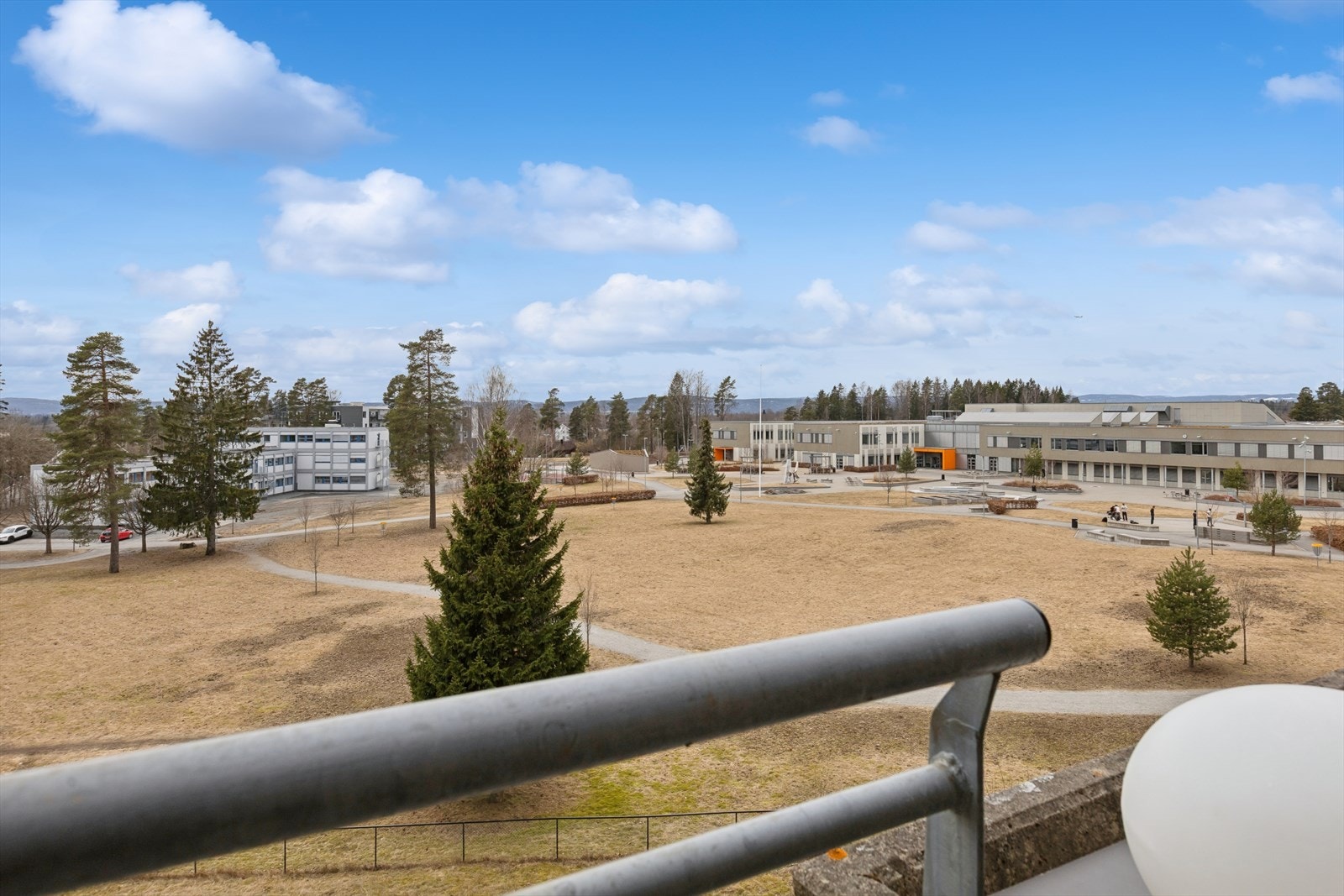 Solrik balkong med luftig utsikt mot nærområdet. Galleribilde