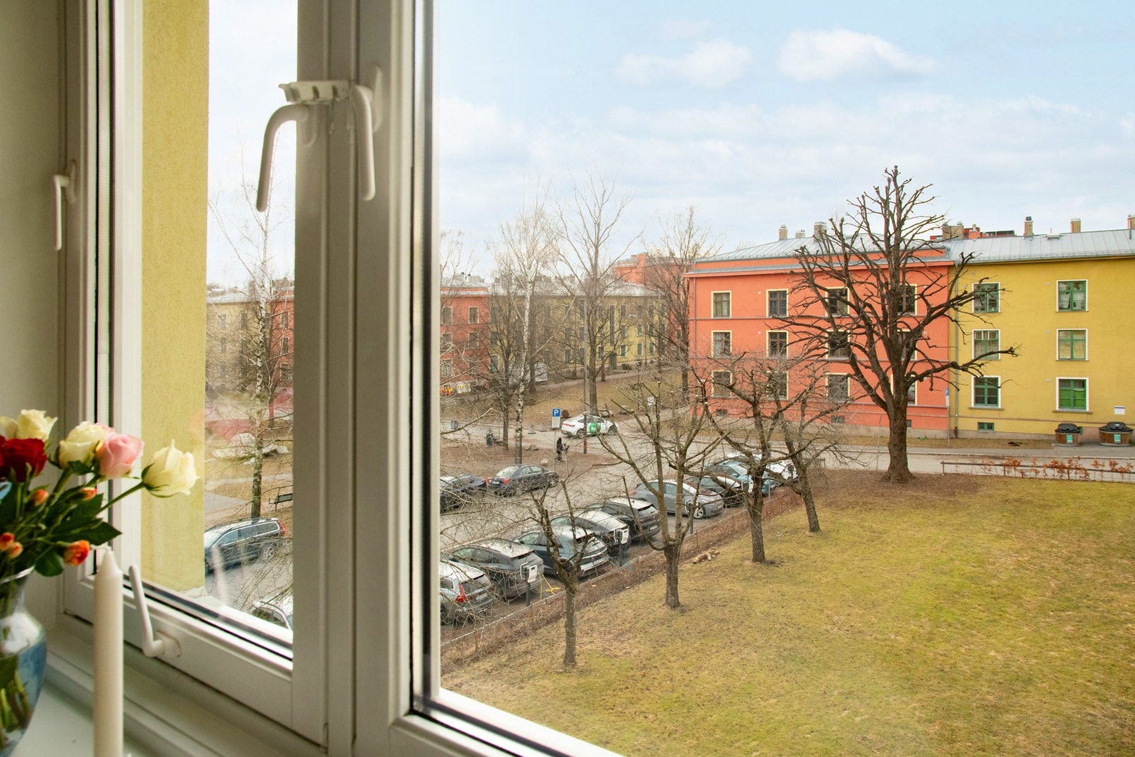 Hovedsoverommet får fint med lysinnslipp inn, samt at du får et hyggelig utsyn mot fellesarealet. Galleribilde