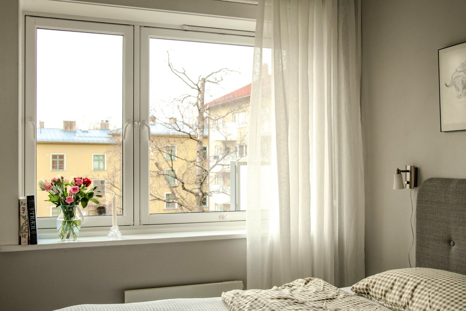 Soverommet som er av fin størrelse med plass til dobbeltseng, nattbord og en stor garderobe. Galleribilde