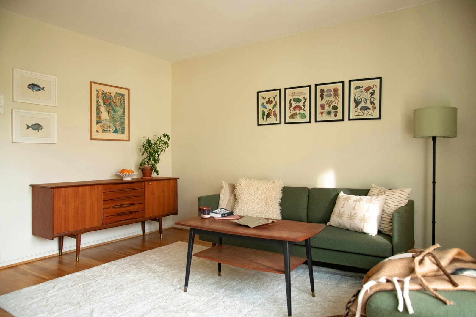 Det er god plass til sofa med tilhørende stuebord i stuen. Galleribilde