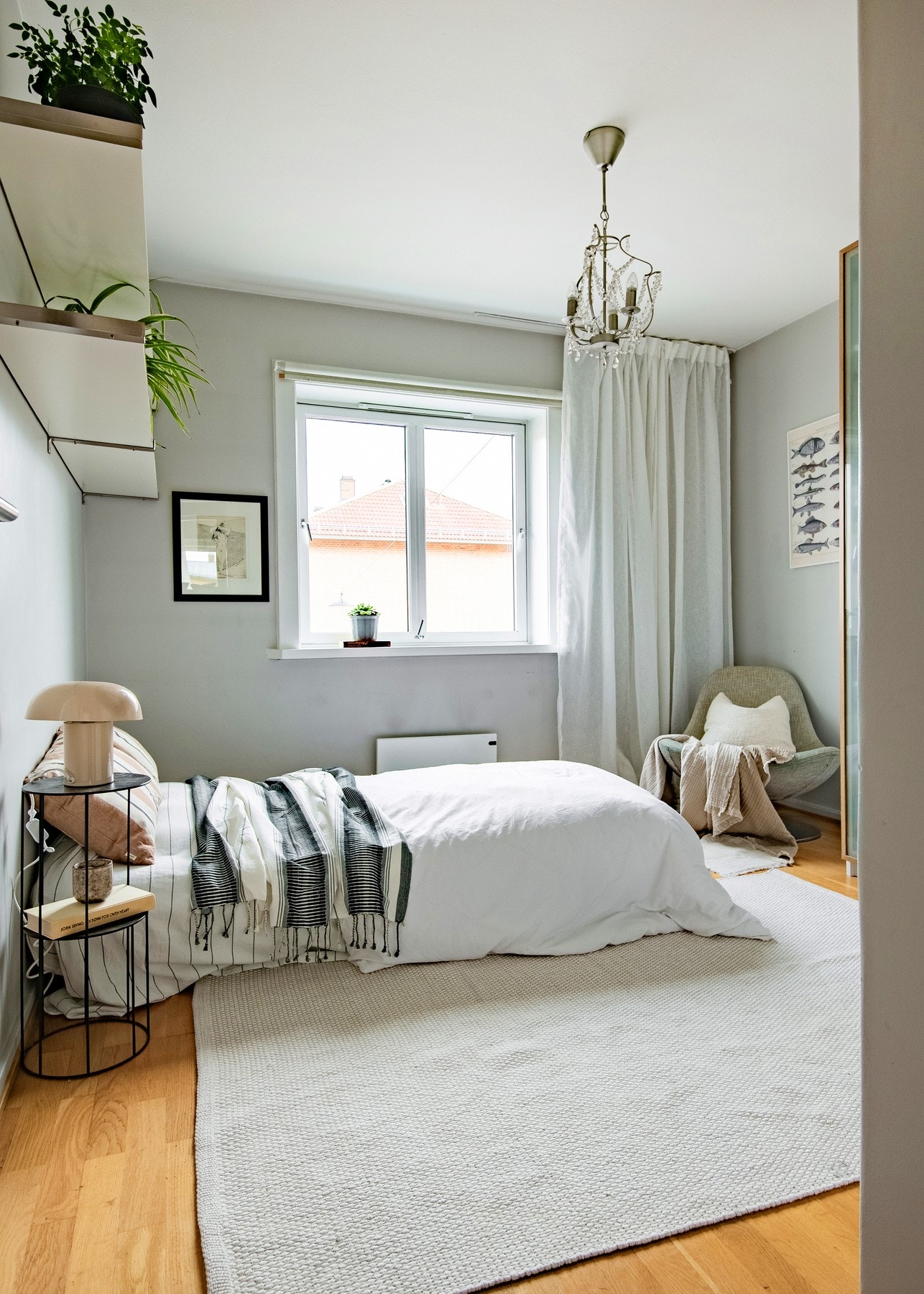 Soverom 2 er malt i lune og moderne farger, og på gulvene er det fin 3-stavs parkett. Galleribilde