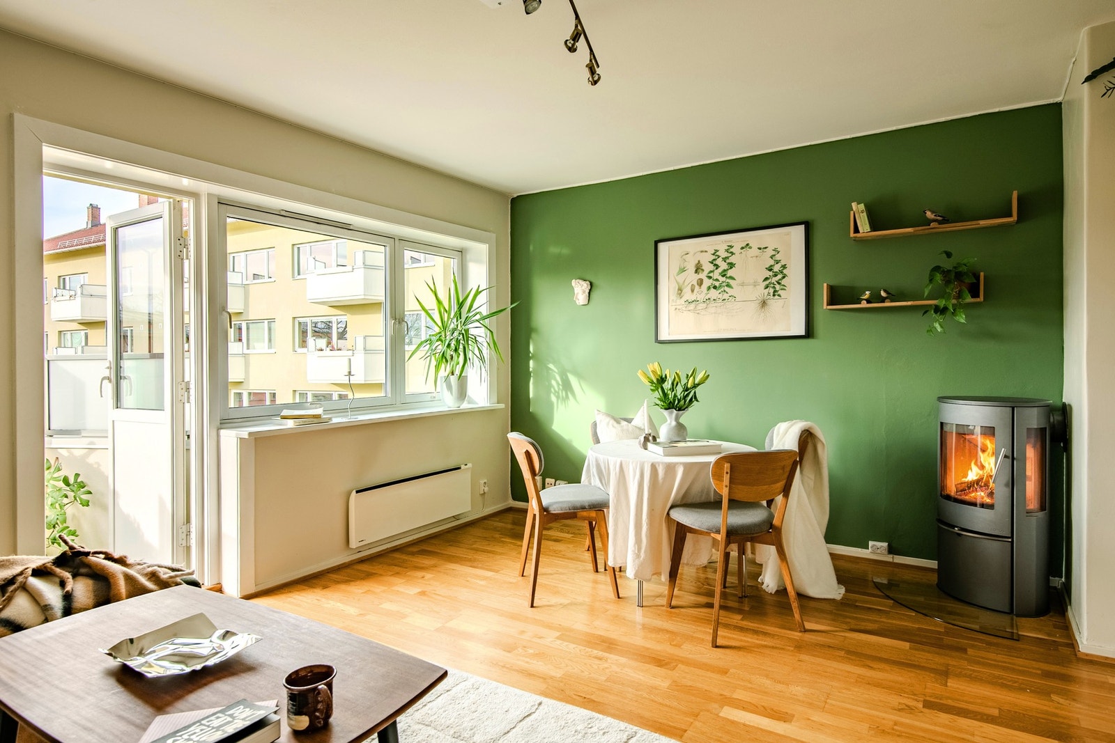Stuen har godt med naturlig lys fra store vindusflater som slipper inn sollys og skaper en luftig og behagelig romfølelse. Galleribilde