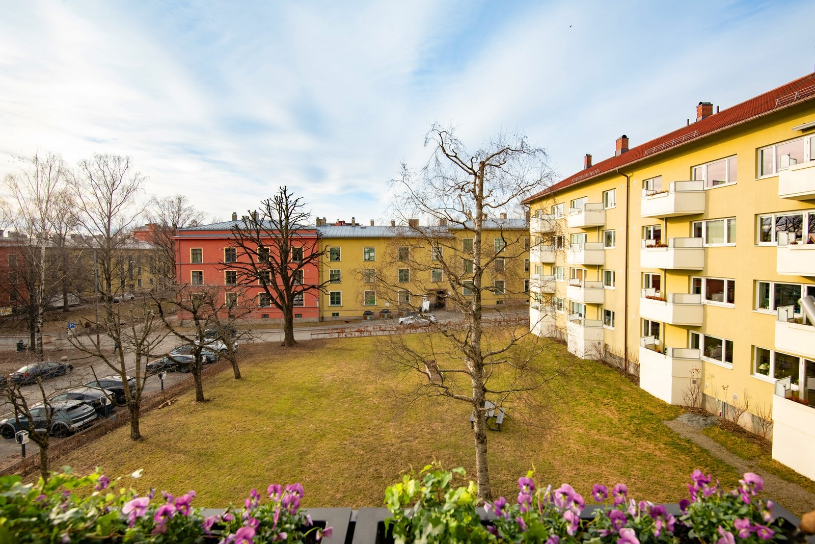 Fra balkongen er det et fint utsyn mot grønt hageområde, noe som bidrar til en rolig og tilbaketrukket atmosfære. Galleribilde
