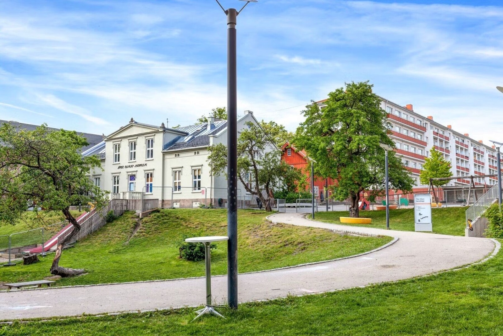 Thor Olsens barnehage med 12 avdelinger. Her er sang, eventyr, teater og litteratur er en rød trå. Galleribilde